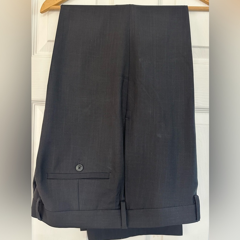 Men’s dress pant in dark ask gray color in 34X30 size. Rich suit material fabric